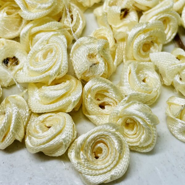 flor Rococo de cinta 15mm natural 17263