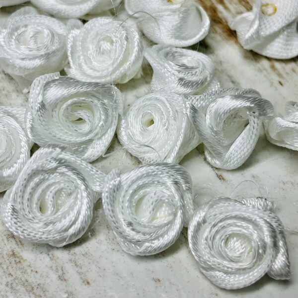 flor Rococo de cinta 15mm blanco 17263