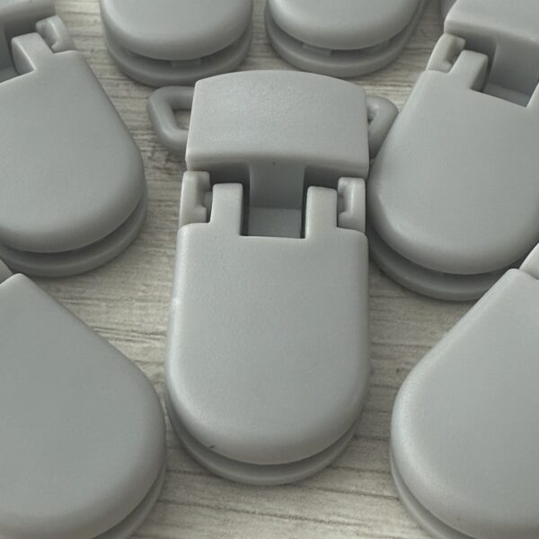 Broche porta chupete gris 19262