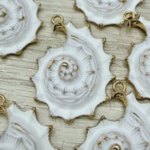 Dije dorado esmaltado caracol blanco