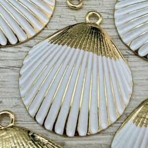 Dije dorado esmaltado ostra blanca