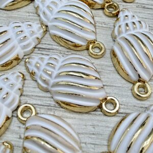 Dije dorado esmaltado caracol  blanco